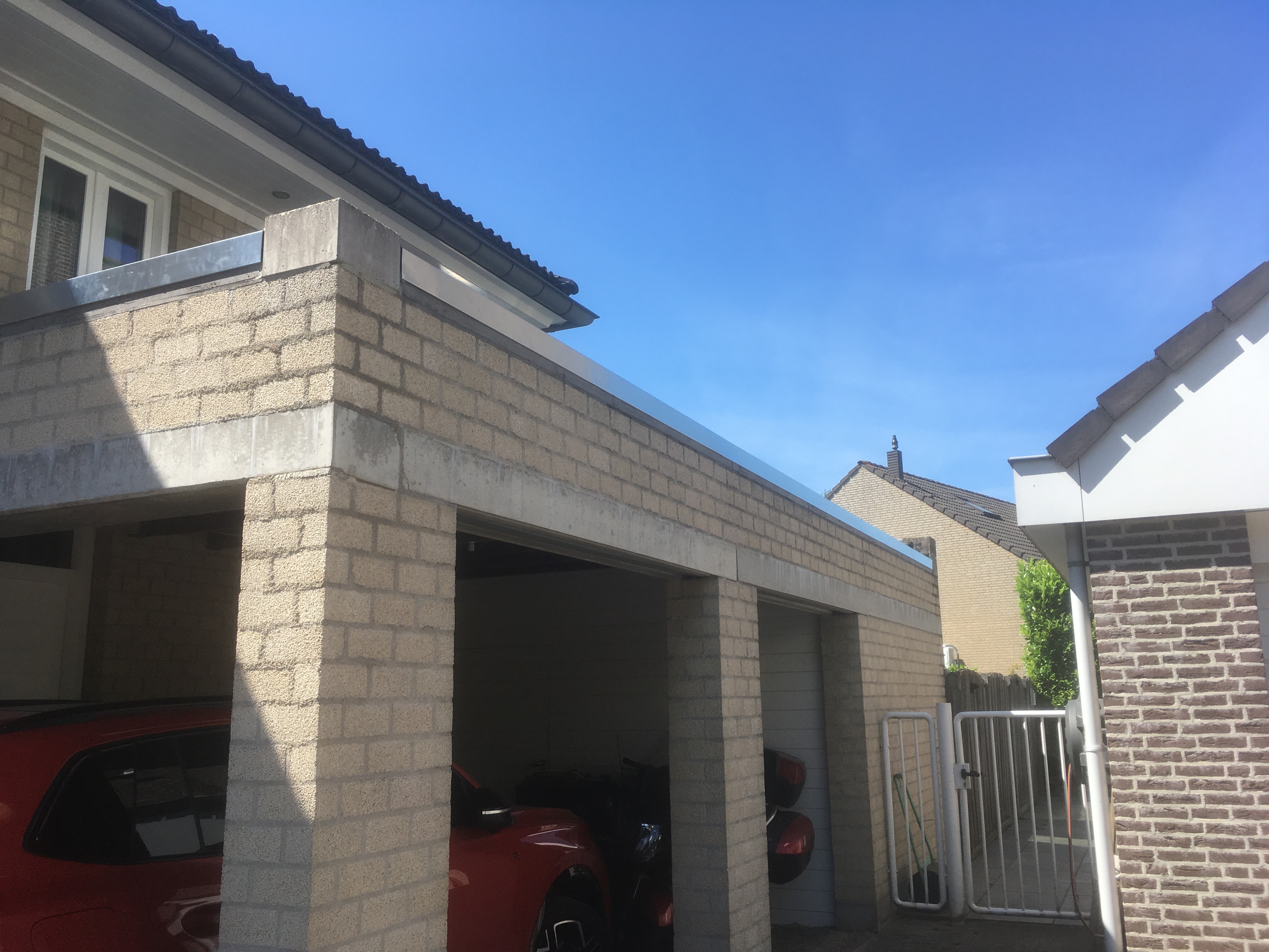 Na: dak berging gereed, aanzicht zinken dakrandafwerking